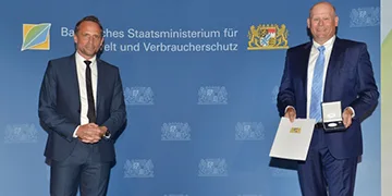 Umweltminister Glauber verleiht Otto Heinz die bayerische Umweltmedaille